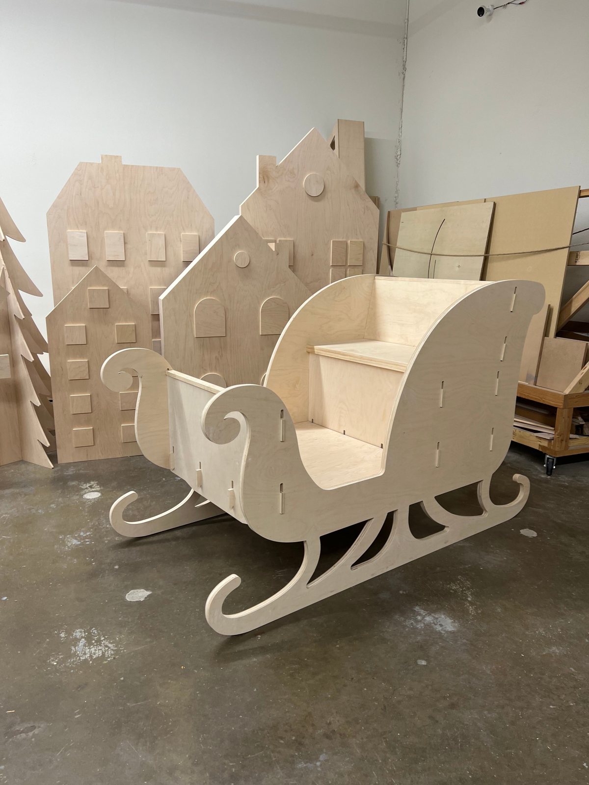 Collapsible 6-Foot Wooden Santa Sleigh – Photo Prop & Holiday Display