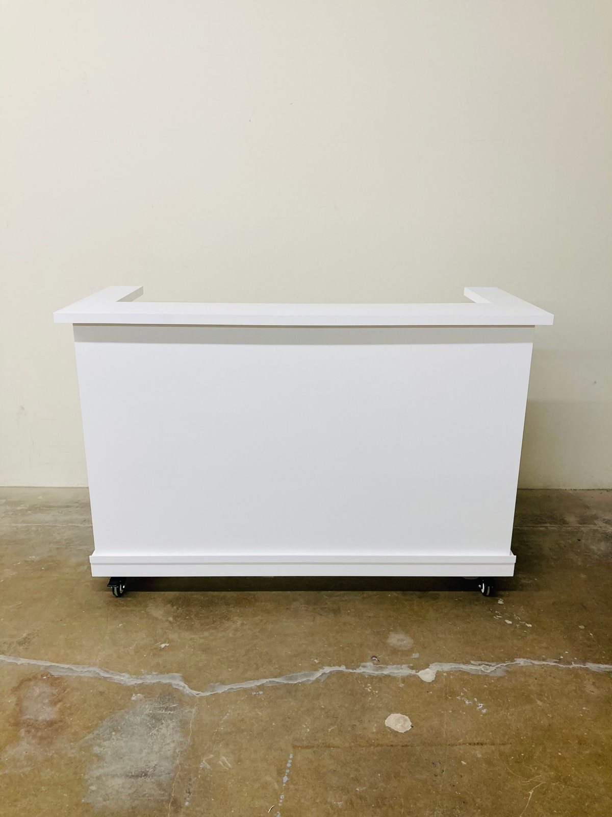The Blanc U-Shaped Bar